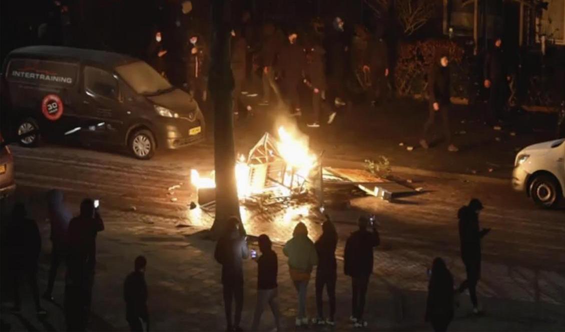Det nattliga utegångsförbudet i Nederländerna som infördes i slutet av januari för att bromsa smittspridningen har väckt våldsamma protester. Arkivbild. Foto: AP/TT