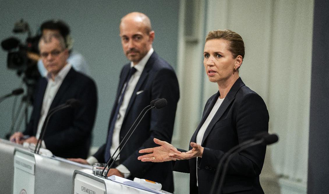 Danmarks regering antyder att virusrestriktionerna är på väg att mildras. På onsdag kommer besked från hälsominister Magnus Heunicke (i mitten bredvid statsminister Mette Frederiksen). Arkivbild. Foto: Martin Sylvest/Ritzau Scanpix/AP/TT