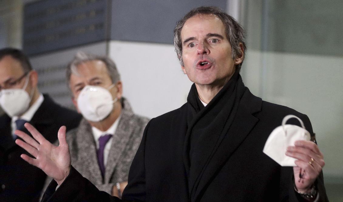 IAEA:s chef Rafael Grossi vid en presskonferens i Wien efter att han återvänt från Teheran och gjort en överenskommelse med Iran om kärnenergiavtalet. Foto: Ronald Zak/AP/TT