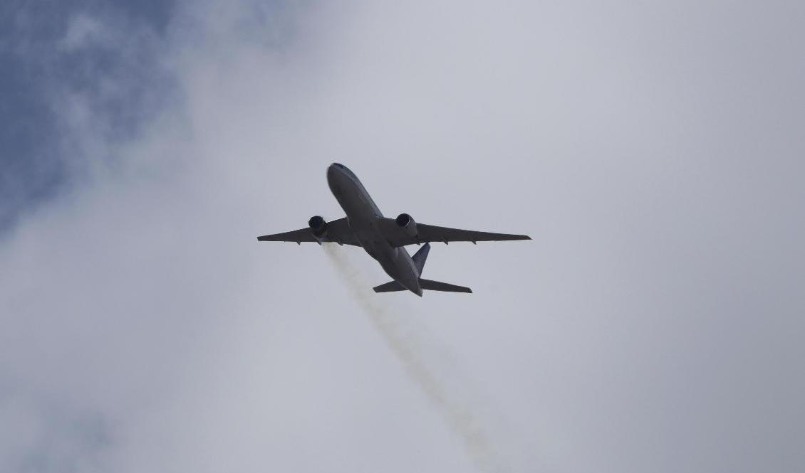 UA 328 drabbades av ett motorhaveri strax efter start, men kunde landa igen i säkerhet. Foto: Hayden Smith/AP/TT