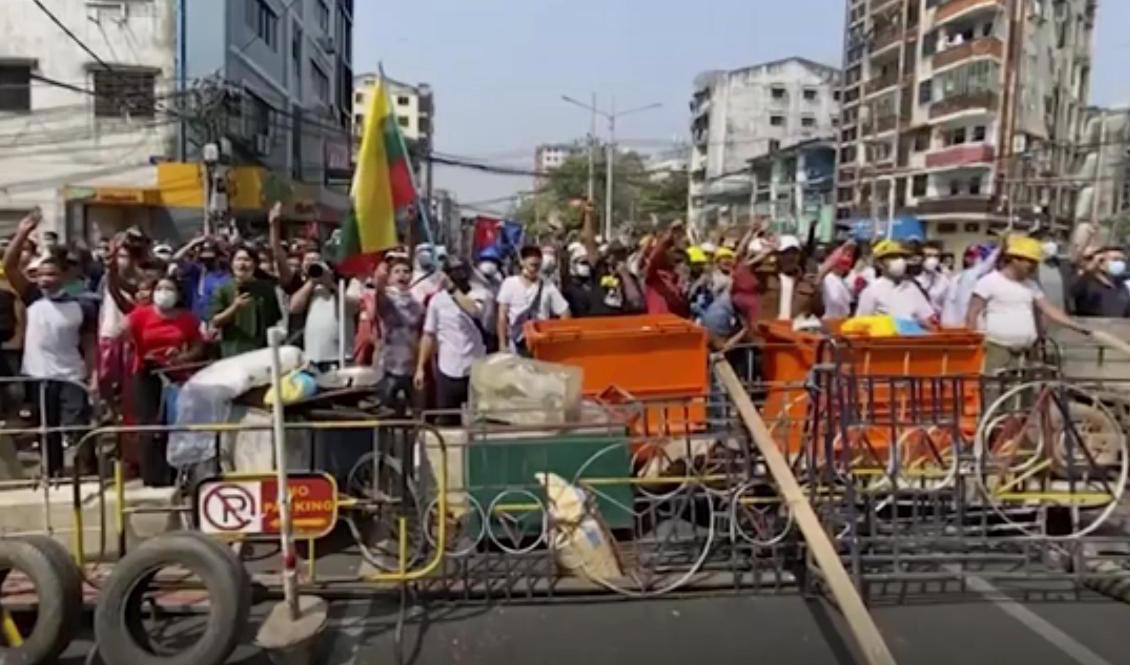 Demonstrationer mot Myanmars militärstyre i Rangoon. Foto: AP/TT