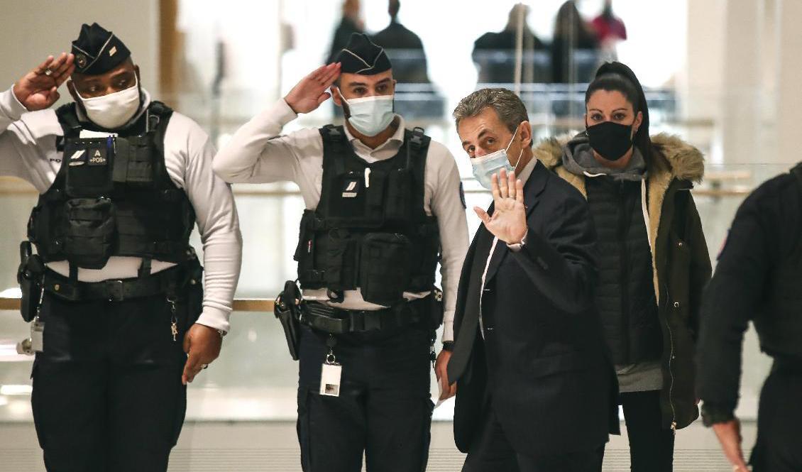 Den korruptionsklagade franske expresidenten Nicolas Sarkozy anländer till rättegången i Paris den 10 december. Arkivbild. Foto: Michel Euler/AP/TT