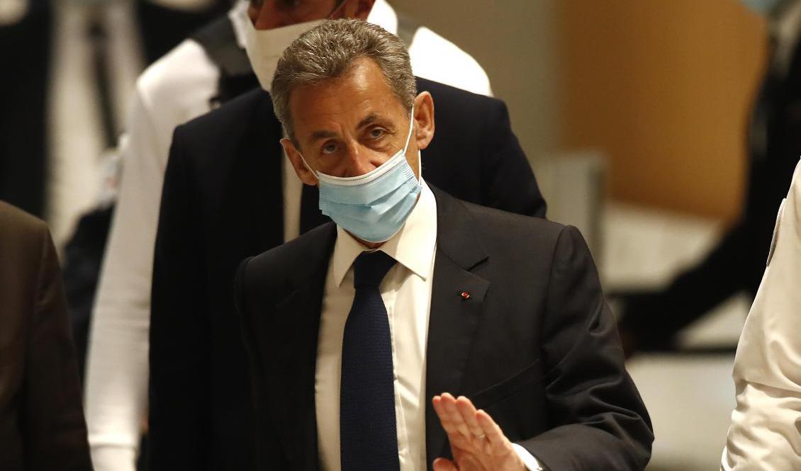 Den tidigare franske presidenten Nicolas Sarkozy i domstolen där han på måndagen dömdes till ett treårigt fängelsestraff, varav två år villkorligt, för korruptionsbrott. Foto: Michel Euler/AP/TT