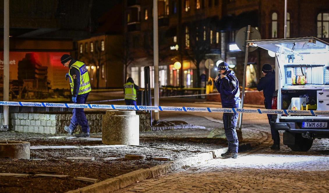 Polisens tekniker på plats i centrala Vetlanda där en man på onsdagen attackerade flera personer med ett tillhygge. Foto: Mikael Fritzon/TT