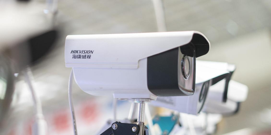 På bilden syns en övervakningskamera av det kinesiska märket Hikvision. Foto: Fred Dufour/AFP via Getty Images
