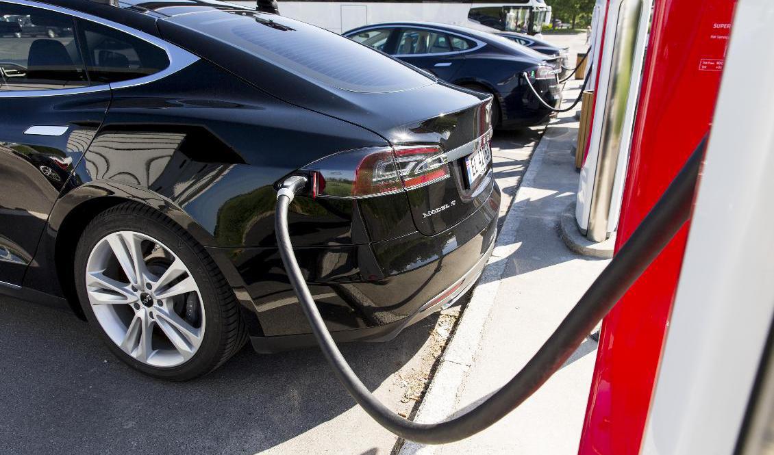 Snittpriset på både nya och begagnade elbilar har sjunkit snabbt de senaste tre månaderna enligt statistik från Wayke. Arkivbild från Norge. Foto:
Tore Meek/NTB Scanpix/TT