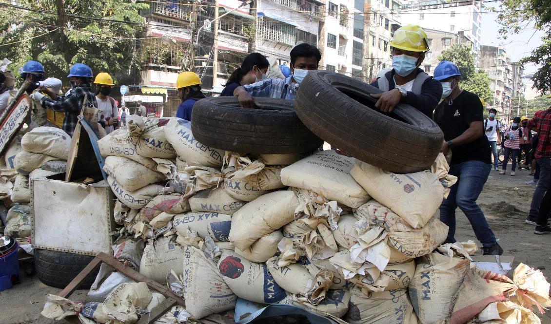 Demonstranter bygger barrikader i Rangoon. Foto: AP/TT