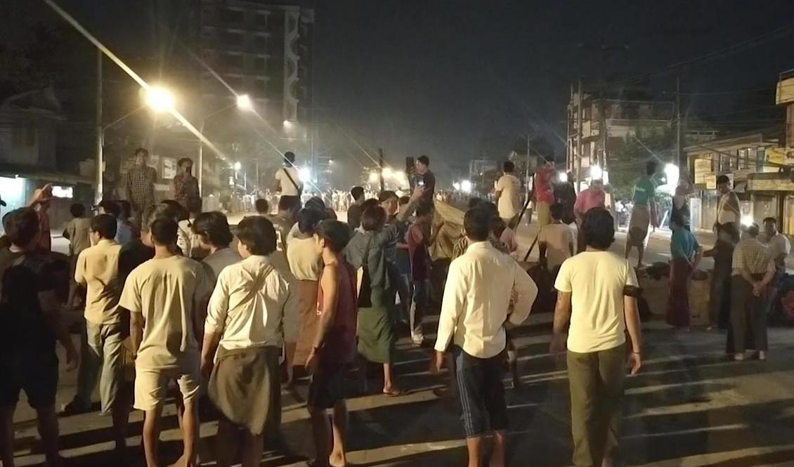 Människor trotsar det nattliga utegångsförbudet i Rangoon, Myanmar, för att visa sitt stöd för omkring 200 studenter som fångats in av säkerhetsstyrkor i ett bostadsområde under natten. Foto: AP/TT