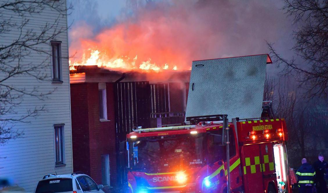 En brand i en radhuslänga i Märsta ska ha uppstått på en balkong och spridit sig till vinden. Foto: Jonas Ekströmer/TT