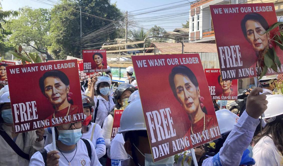 Demonstranter i staden Mandalay håller upp porträtt på Myanmars avsatta folkvalda ledare Aung San Suu Kyi och kräver att hon ska friges. Foto: AP/TT