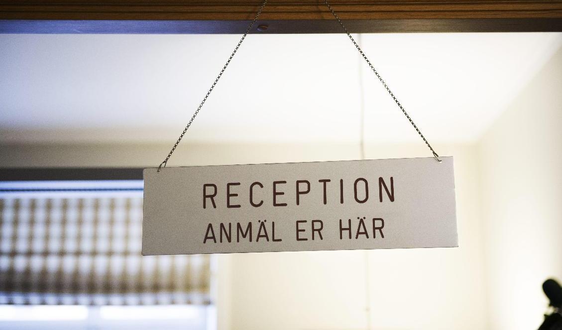 Regeringens mål om att alla ska ha egna, ordinarie vårdkontakter är orealistiskt, bedömer myndigheten som utreder vården. Arkivbild. Foto: Fanni Olin Dahl/TT