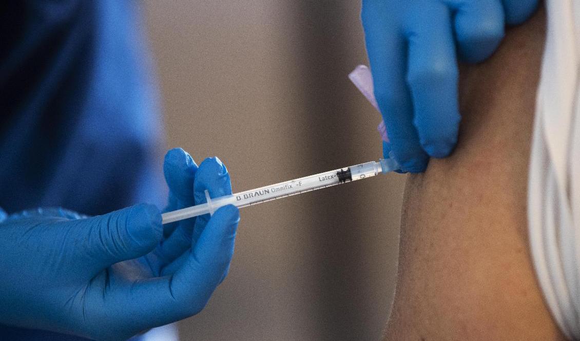 Under tisdagen pausades vaccinering med Astra Zenecas vaccin, på grund av misstänkta blödningsrubbningar. Enligt Läkemedelsverket måste även Janssens vaccin övervakas extra noga, för att utreda risken för blodpropp. Arkivbild. Foto: Fredrik Sandberg/TT