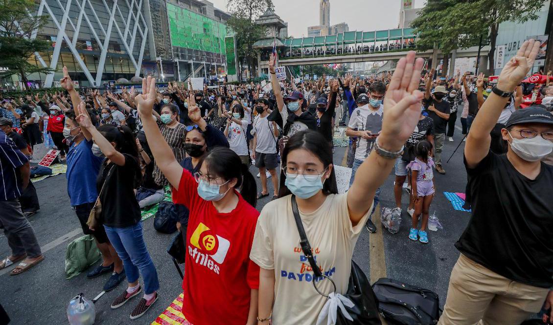 Demonstranter samlas på Bangkoks gator. Foto: Sakchai Lalit/AP/TT