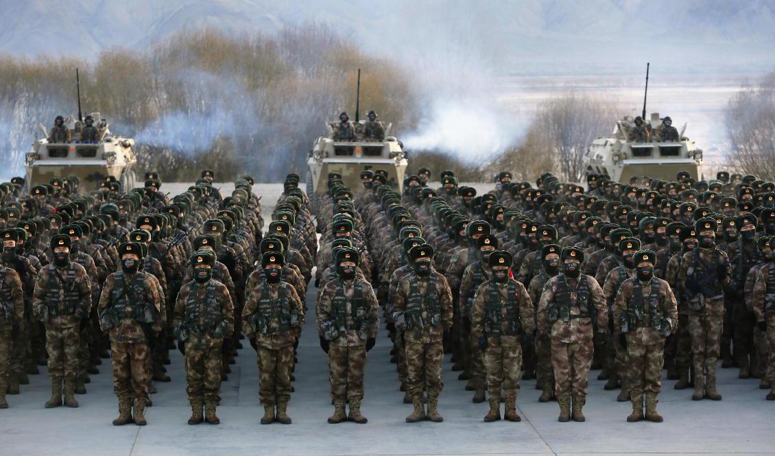 Kinesiska soldater övar i kyliga förhållanden i Xinjiangprovinsen i en bild från början av året. Foto: Chinatopix/AP/TT