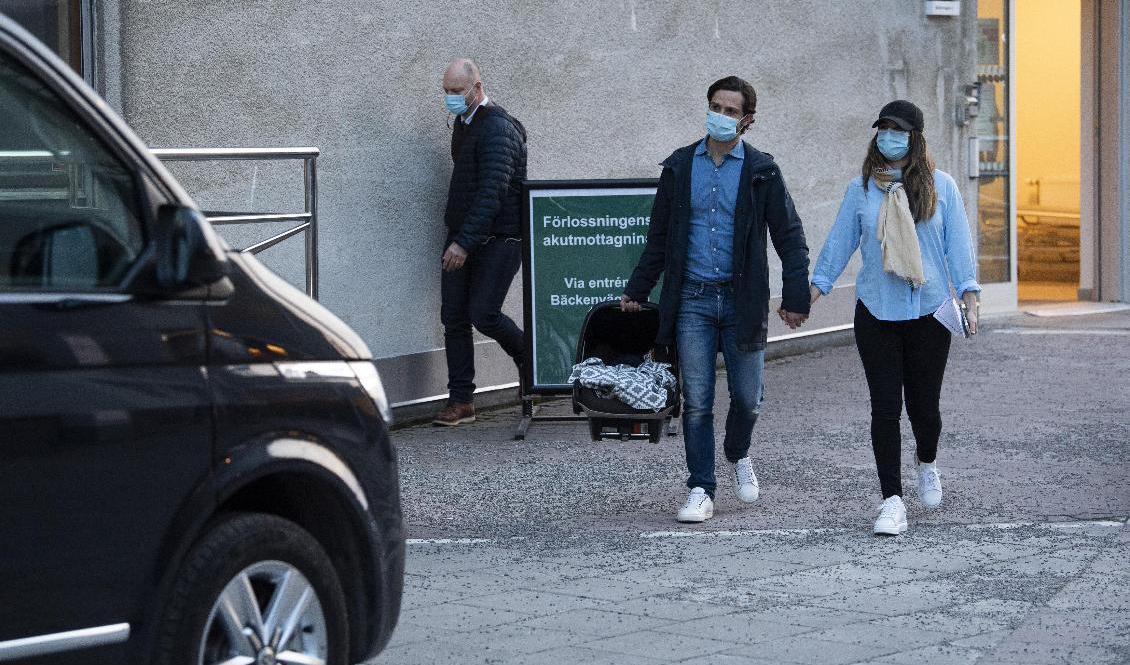 Prins Carl-Philip och Prinsessan Sofia lämnade förlossningen vid Danderyds sjukhus i fredags, bara timmar efter att Sofia fött en son. Arkivbild. Foto: Pontus Lundahl/TT
