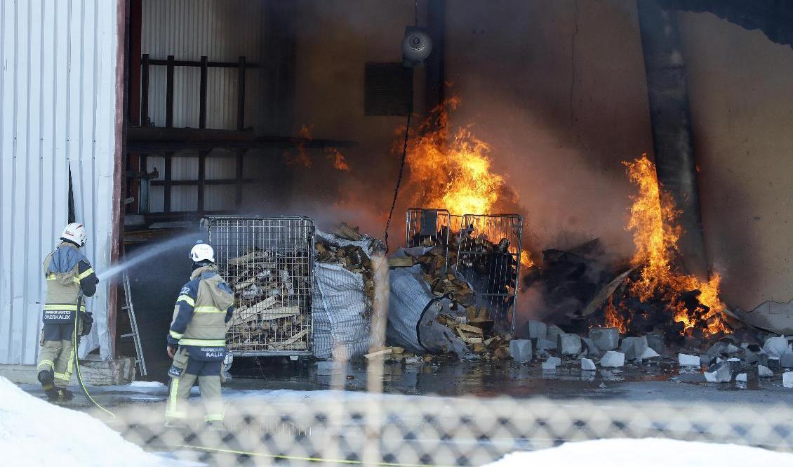 En stor garagebyggnad i Kalix kommun brann ned under onsdagsmorgonen. I byggnaden fanns runt 200 husbilar och husvagnar från privatpersoner. Foto: Pär Bäckström/TT