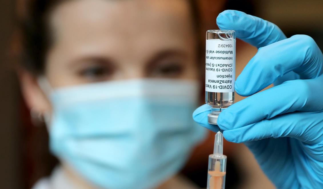 Bland 700 000 svenskar som vaccinerats har sex rapporter om misstänkt blodpropp hos personer som fått Astra Zenecas vaccin inkommit, och nio för vaccinet Comirnaty, enligt Läkemedelsverket. Foto: Chris Jackson/Getty Images