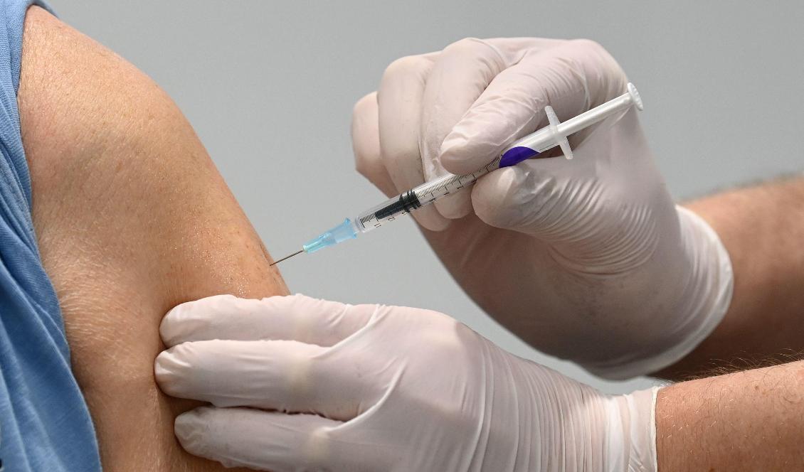 Det är sannolikt att ett vaccinpass som visar att man blivit fullt vaccinerad för covid-19 kan krävas för att få resa framöver menar digitaliseringsminister Anders Ygeman. Foto: Christof Stache/AFP via Getty Images