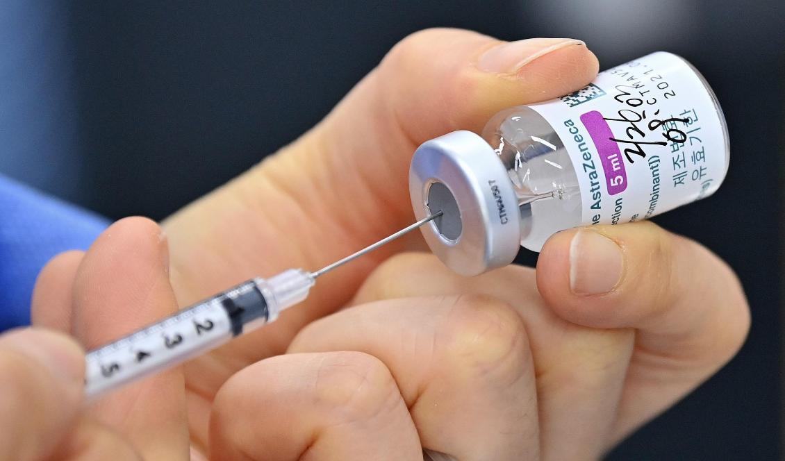 En läkargrupp i Norge kopplar Astra Zenecas vaccin till de allvarliga fall av blodpropp som drabbat tre sjukvårdsanställda kort efter att de vaccinerades. Foto: Jung Yeon-Je-Pool/Getty Images