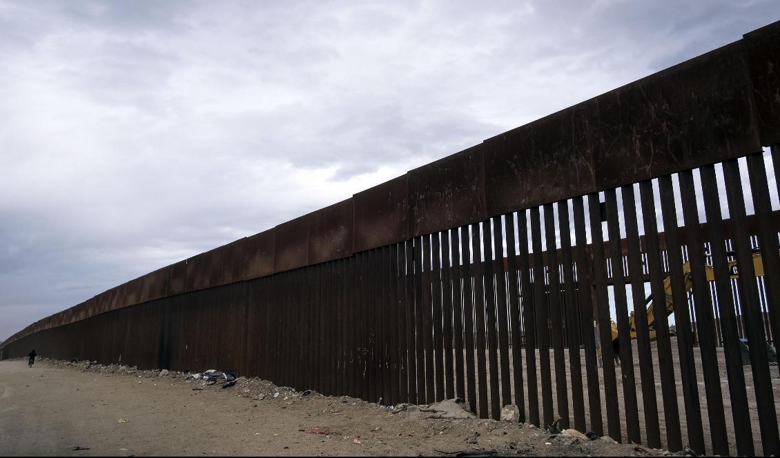 


Gränsen mellan Baja i Kalifornien i USA och öster om Tijuana i Mexiko. Foto: Guillermo Arias/AFP via Getty Images                                                                                                                                    