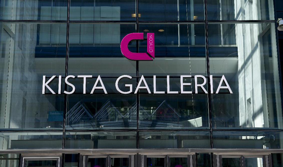 En man har hittats med svåra skador i Kista galleria och har förts med ambulans till sjukhus. Arkivbild. Foto: Stina Stjernkvist/TT