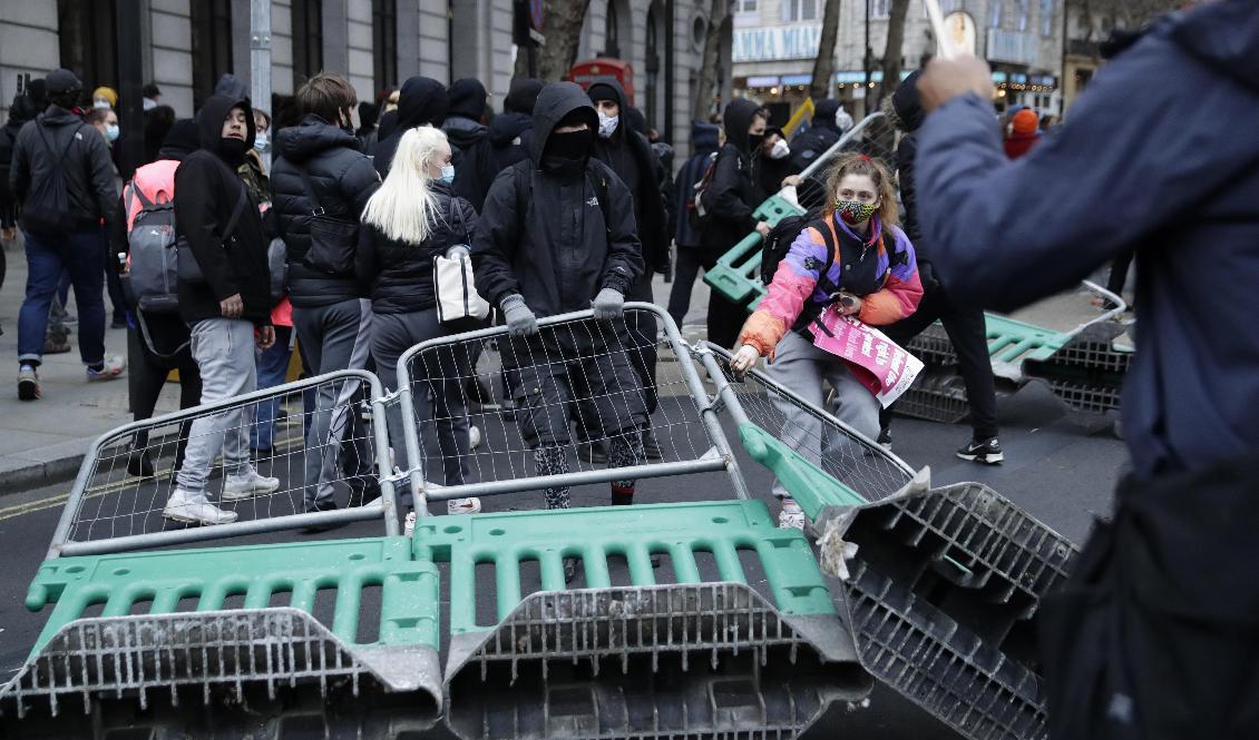 Demonstranter river barrikader vid ett vägarbete i London under lördagens protester. Foto: Matt Dunham/AP/TT