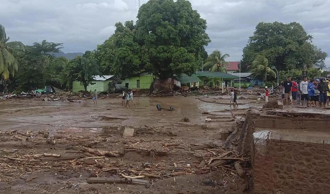 Eesterna av en by på ön Flores i Indonesien, där flera hus svepts bort av lerskred. Foto: Ola Adonara/AP/TT