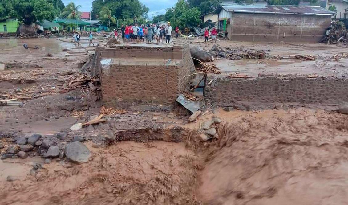 Antalet döda i översvämningarna i Indonesien och Östtimor stiger. Foto: Ola Adonara/AP/TT