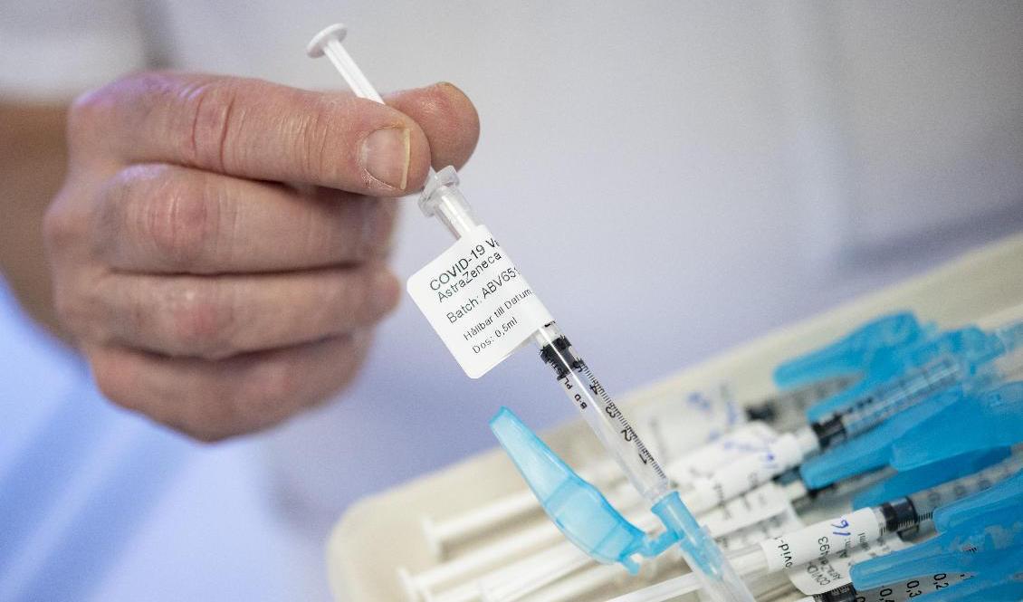Sprutor som laddats med vaccin från Astra Zeneca. Arkivbild. Foto: Johan Nilsson/TT