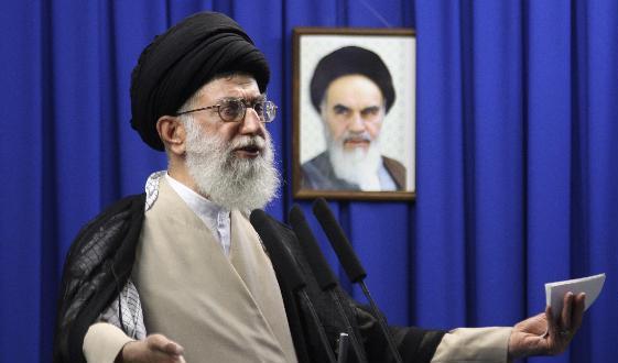 Irans högste ledare Ali Khamenei och av EU sanktionsdrabbade general Hossein Salami (till höger). Montage/Arkivbild. Foto: Hayat News Agency via AP/TT