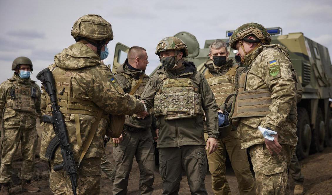 Ukrainas president Volodymyr Zelenskyj (trea från höger) skakar hand med en ukrainsk soldat i konfliktområdet i östra Ukraina. Arkivbild. Foto: Ukrainas presidentkansli via AP/TT