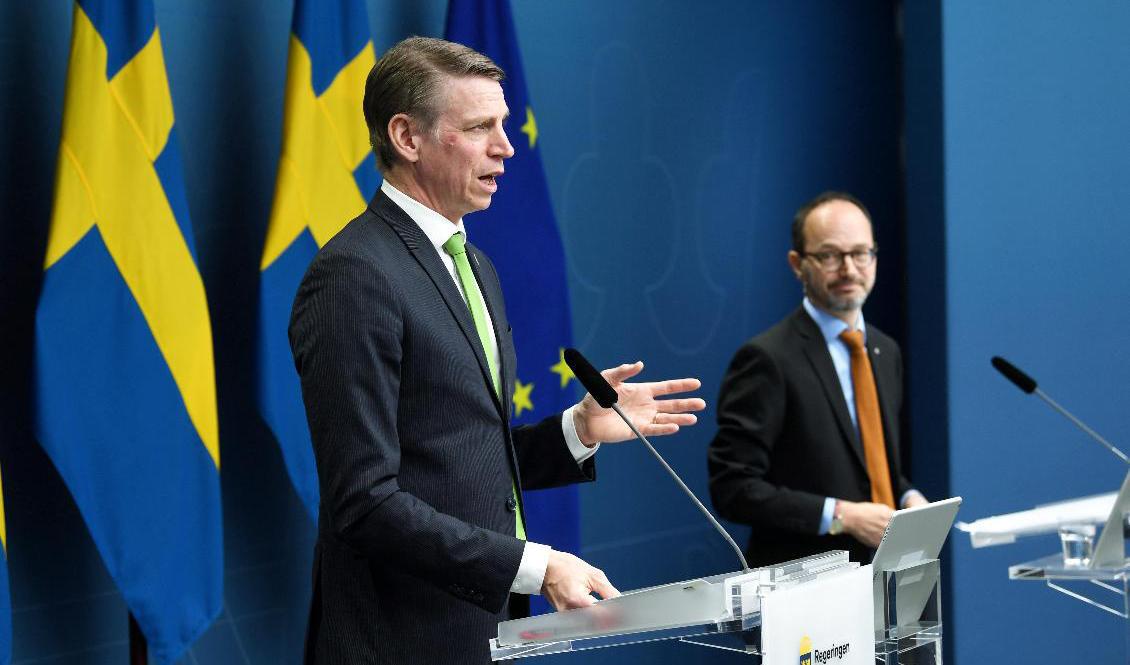 Miljö- och klimatminister Per Bolund (MP) och infrastrukturminister Tomas Eneroth (S) presenterar infrastrukturpropositionen. Foto: Fredrik Sandberg/TT