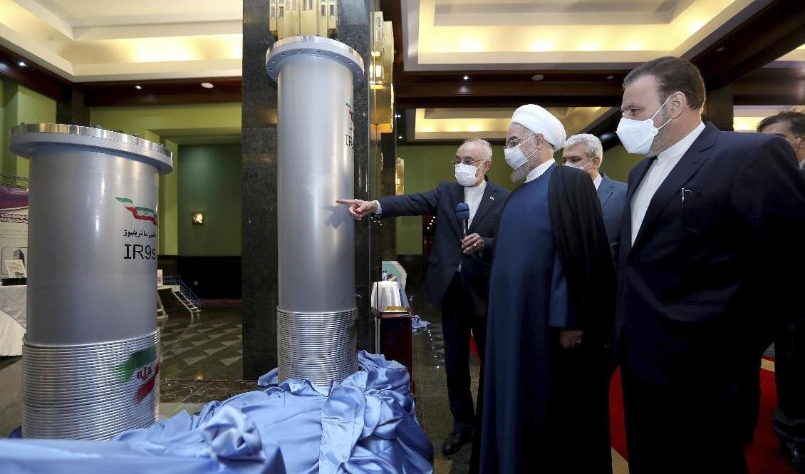 Irans president Hassan Rohani (näst längst till vänster i bild) får information om landets kärnenergiprogram av chefen för den iranska atomenergiorganisationen. Foto: Iranska presidentkansliet/AP/TT