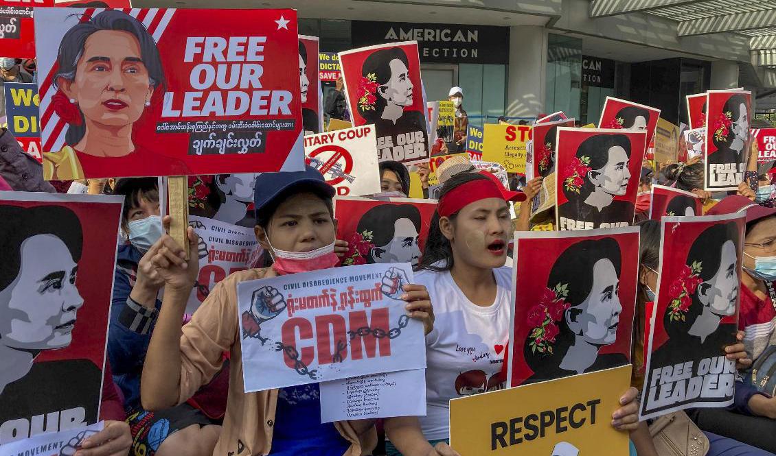 Demonstranter håller upp bilder på Myanmars avsatte civila ledare Aung San Suu Kyi i samband med en protest mot juntan i i Myanmars största stad Rangoon den 16 februari. Arkivbild. Foto: AP/TT
