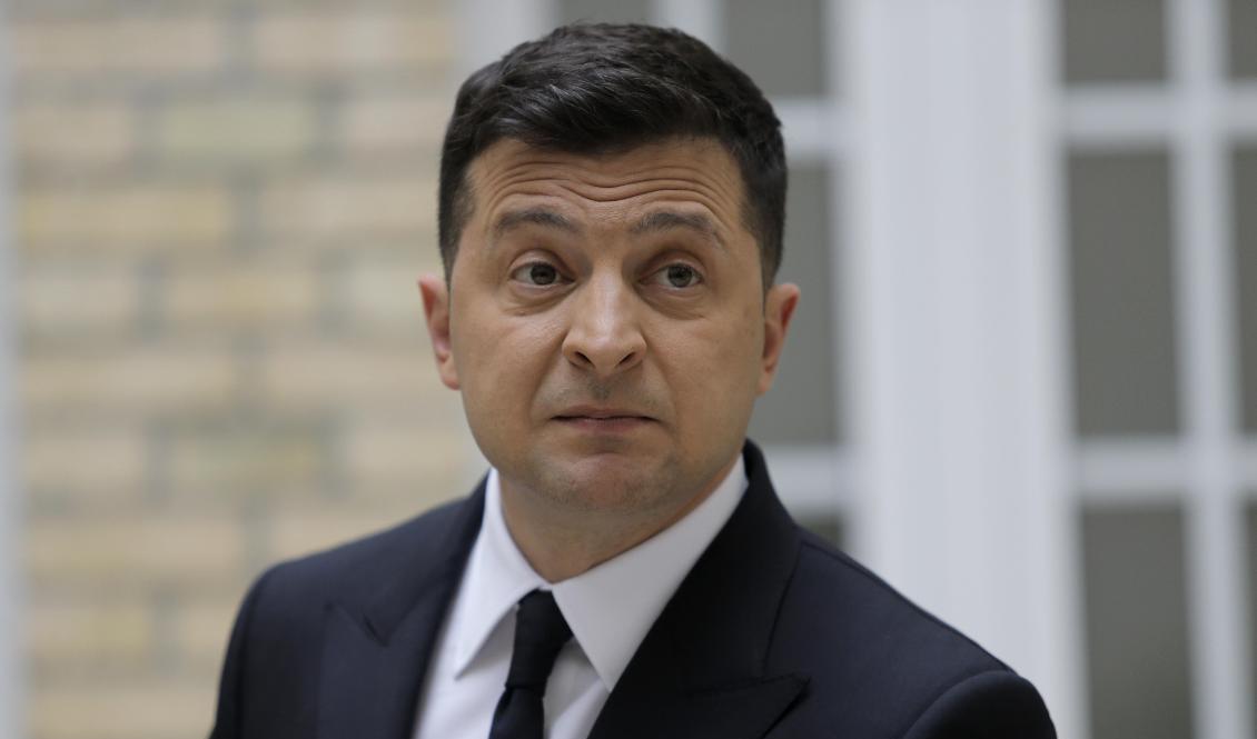 Ukrainas president Volodymyr Zelensky har det pressat just nu. Relationerna med Ryssland är bottenfrusna och de båda nationerna har utvisat diplomater från varandras länder. Arkivbild. Foto: Lewis Joly/AP/TT