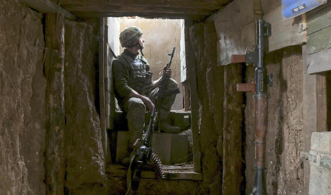 En ukrainsk soldat nära Donetsk den 19 april. Foto: Roma Mostetskij/AP/TT