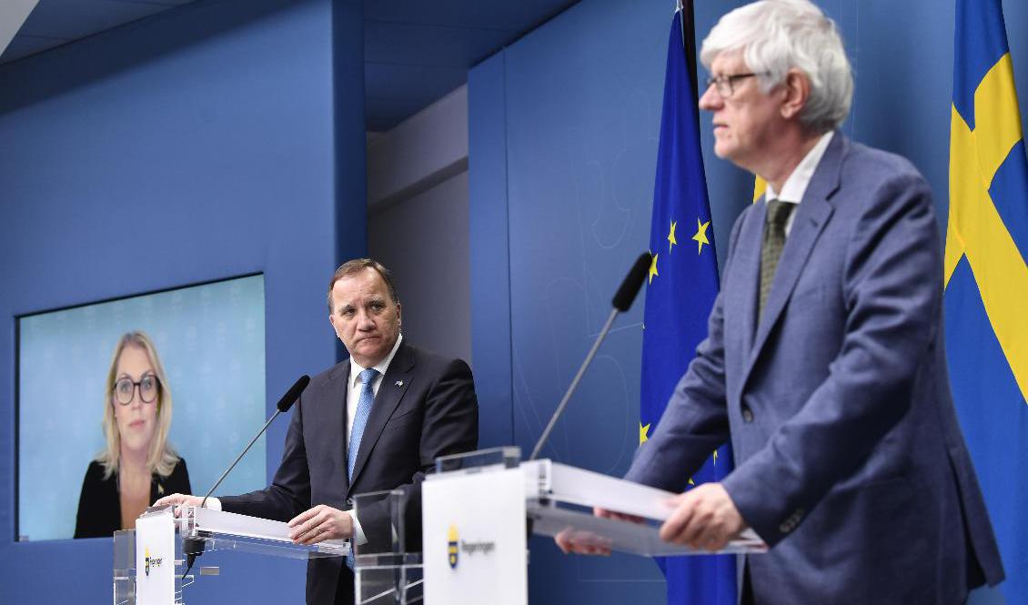 Socialminister Lena Hallengren (S), statsminister Stefan Löfven och Folkhälsomyndighetens generaldirektör Johan Carlson under en digital pressträff. Foto: Henrik Montgomery/TT