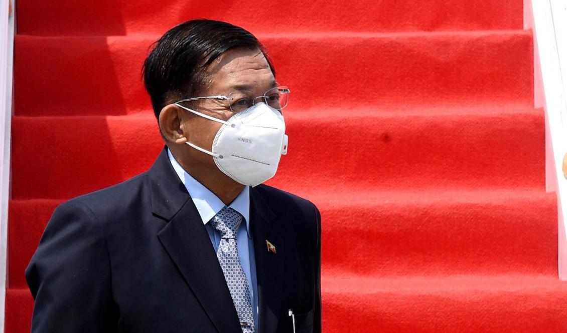 Myanmars juntaledare Min Aung Hlaing är på plats i Indonesiens huvudstad Jakarta. Foto: Rusman/AP/TT