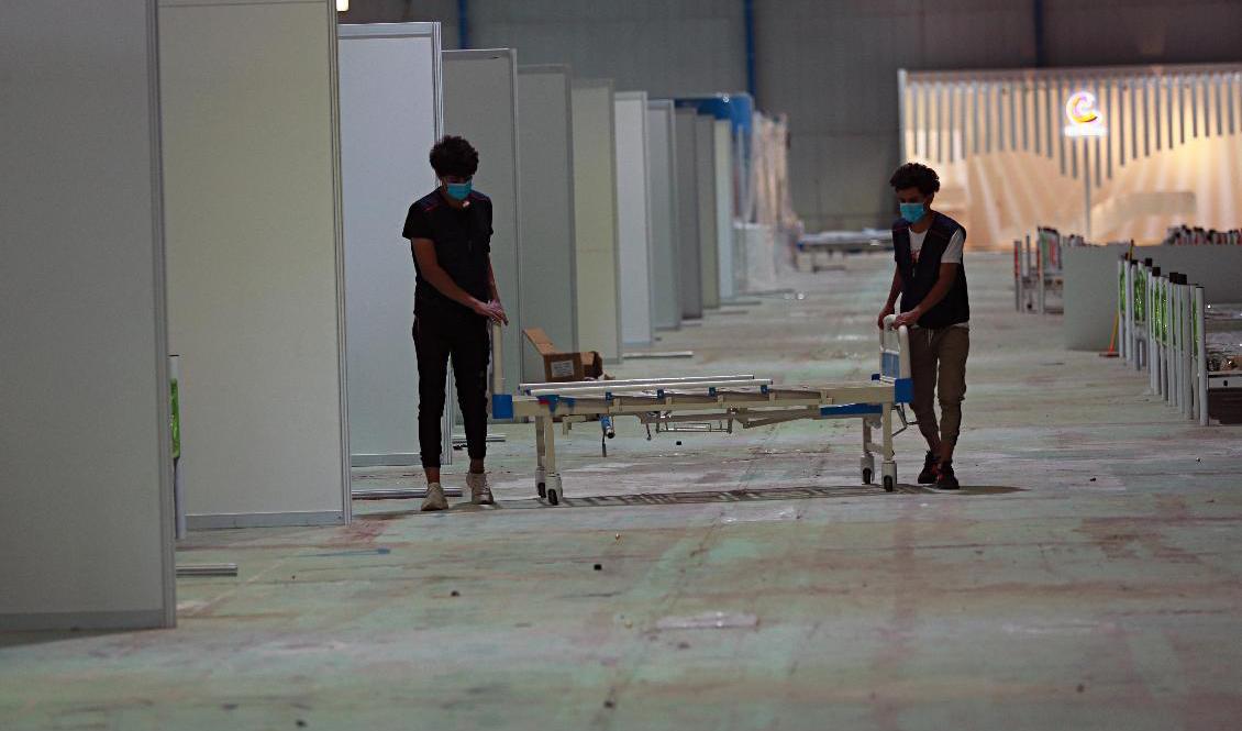 Ett fältsjukhus för covid-19-patienter byggs upp i Iraks huvudstad Bagdad. Sjukhuset på bilden är inte samma sjukhus som i texten. Arkivbild. Foto: Hadi Mizban/AP/TT