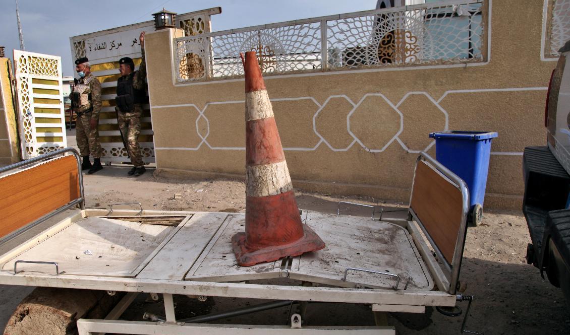 En förstörd sjukhussäng utanför brandhärjade Ibn al-Khatib-sjukhuset i Bagdad. Foto: Khalid Mohammed/AP/TT