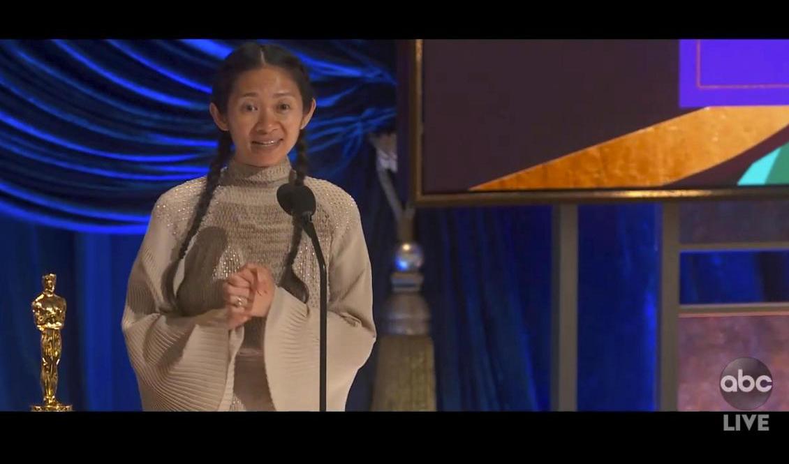 Chloé Zhao fick Oscar både för bästa film och för bästa regi för "Nomadland". Foto: ABC/AP/TT