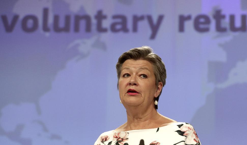 EU:s inrikeskommissionär Ylva Johansson presenterar en ny EU-strategi för att få fler migranter att frivilligt åka hem till sina ursprungsländer. Foto: Stephanie Lecocq/AP/TT