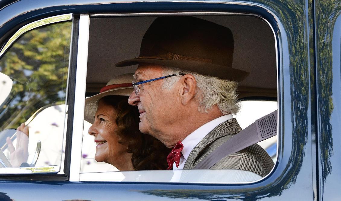 Drottning Silvia och kung Carl XVI Gustaf under Svenska kungsrallyt på Öland 2018, i den Volvo PV 60 av 1946 års modell som kungen fick på sin 50-årsdag. Foto: Mikael Fritzon/TT
