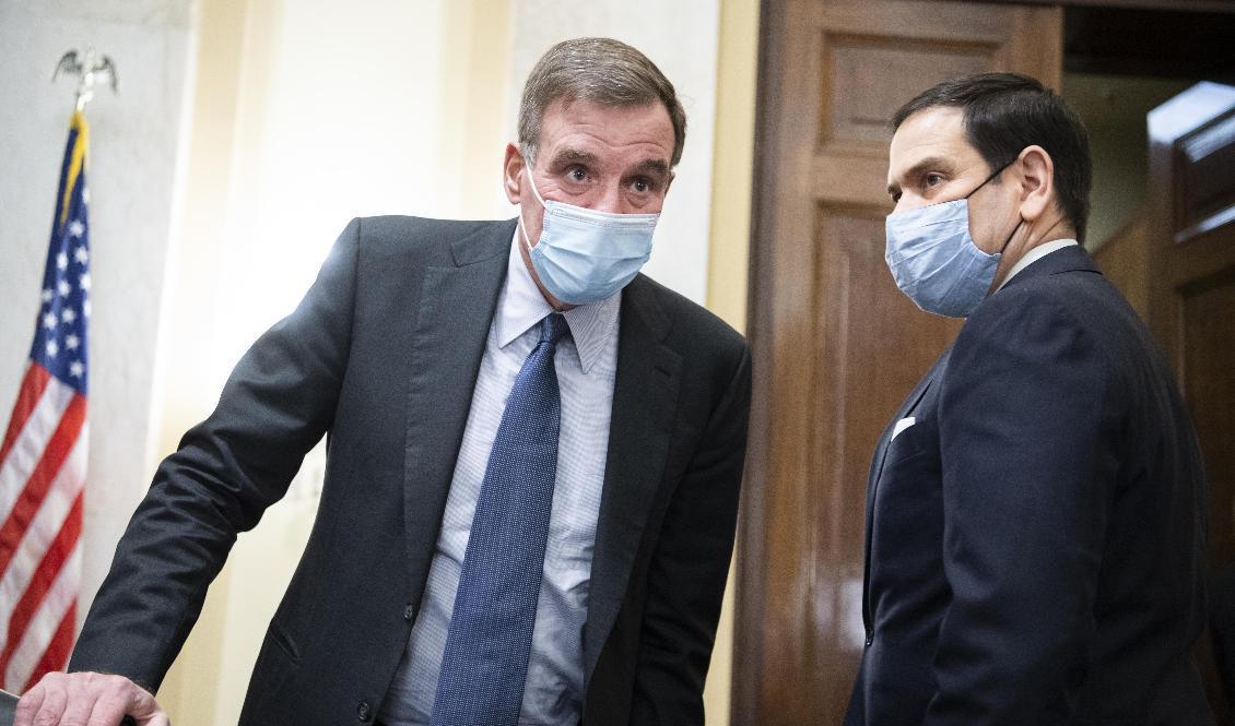 Mark Warner, den högst rankade demokraten i den amerikanska senatens underrättelseutskott, och republikanernas dito Marco Rubio. Arkivbild. Foto: Tom Williams/AP/TT