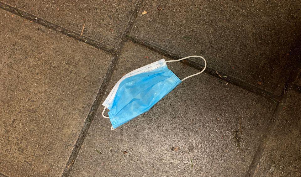 En klar majoritet av svenskarna har under det senaste året sett munskydd ligga på marken som skräp. Foto: Håll Sverige Rent