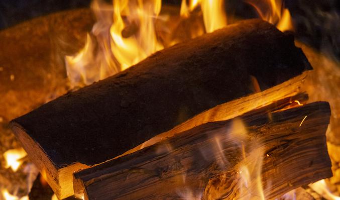 Förr i tiden samlades man vid lägerelden. Vilken är din lägereld idag? Foto: Nicolas Maeterlinck/BELGA MAG/AFP