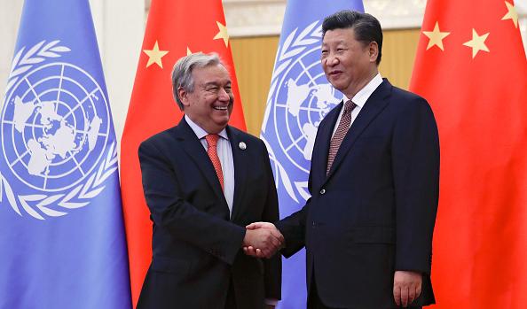 Kinas främsta internationella måltavla är USA, men kommunistregimen har också ökat sitt globala inflytande genom FN, där man har lyckats besätta flera centrala positioner. Här skakar FN:s generalsekreterare Antonio Guterres hand med Kinas ledare Xi Jinping. Foto: Andy Wong/Getty Images