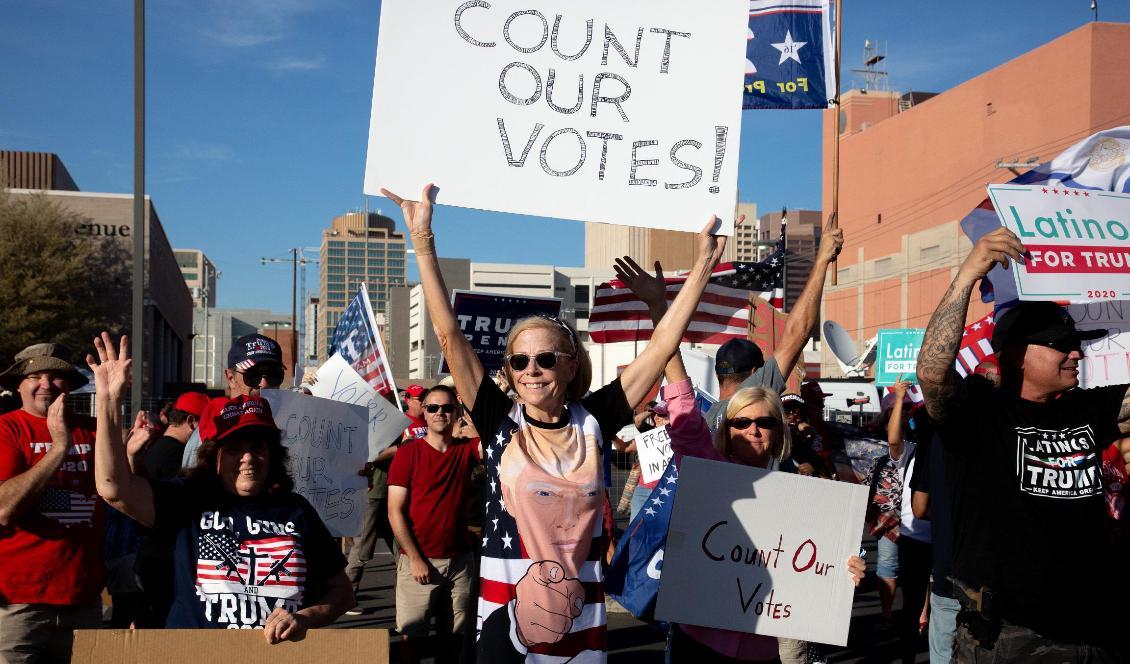 Demonstranter kräver omräkning av rösterna i Arizonas Maricopa county. Arizona genomför nu en fullständig granskning av 2,1 miljoner röstsedlar i countyt. Foto: Courtney Pedroza/Getty Images