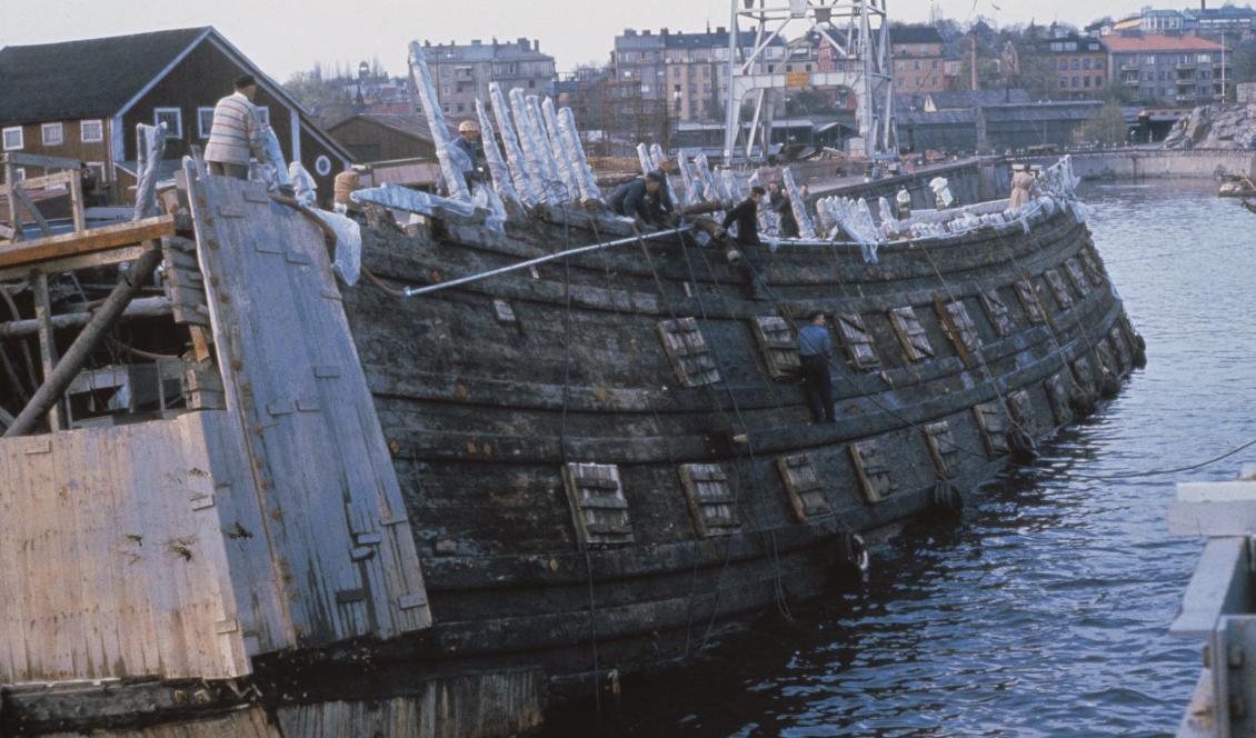 Skeppet Vasa är på väg in i torrdockan på Beckholmen i Stockholm 1961. Foto: Vasamuseets arkiv/SMTM
