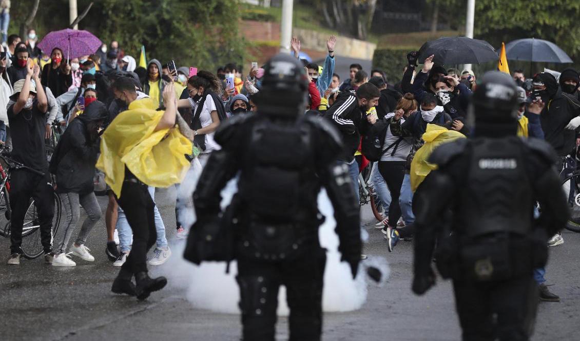 Protester i Bogotá under lördagen. Foto: Fernando Vergara/AP/TT